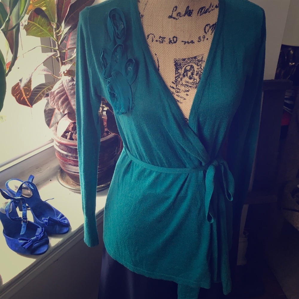 Emerald cardigan w/ fabric roses on shoulder